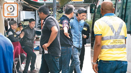 入境處特遣隊於一間印度餐館拘捕六名非法勞工。（蘇文傑攝）