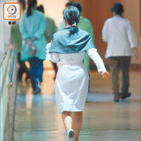公院仍欠缺逾七百名護士，病床爆滿與人手及設施不足有關。