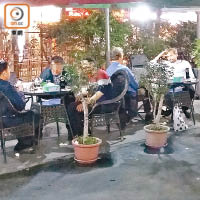 深圳仍有大批南亞人士聚居，並喜好一同飲酒聊天。