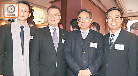 發展局政治助理馮英倫（左起）、洪為民、立法會議員盧偉國、馬紹祥一同出席智慧城市聯盟成立典禮。（徐家浩攝）