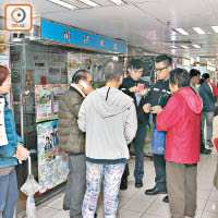 大批已向關鍵報名及交費的市民昨到屯門分店查詢。（曾志恒攝）