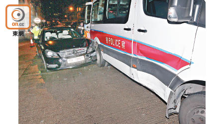 警車與平治房車相撞後均損毀。（麥少峰攝）