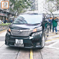 李波登上一輛掛有中港車牌的七人車，經落馬洲過關駛往內地。