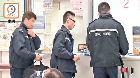 三名遇襲警員在醫院候診。（葉嘉文攝）