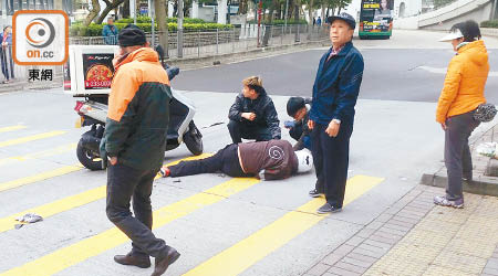 薄餅店送外賣職員受傷倒地。（讀者提供圖片）