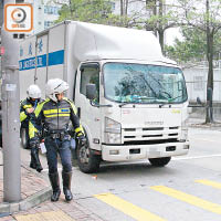 警員調查肇事密斗貨車。（馬竟峯攝）