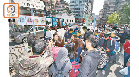 「桂林日市」吸引不少市民到場，當中不乏「食霸王餐」客。（何天成攝）