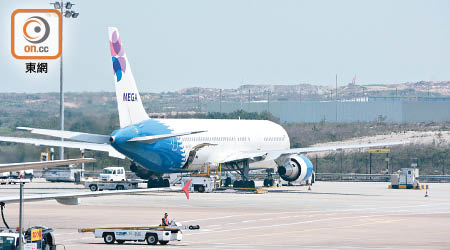 美佳航空因機件故障，令逾二百旅客滯留近四十八小時。