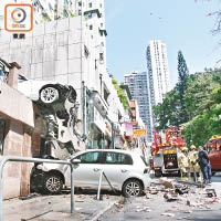 福士私家車跌落行人路，平治房車前車身凌空。（馬竟峯攝）