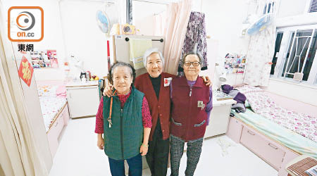 李雪珍（中）入住老人之家後，積極參與院舍活動，生活較以前更多姿多采。