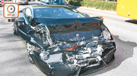 肇事「黑牛」車頭嚴重損毀。（黃君堡攝）