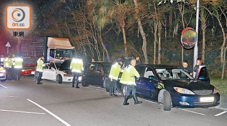 四車在大埔公路被截。（楊日權攝）