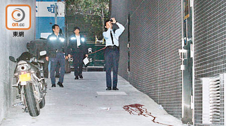 警員封鎖現場調查，地上留下一攤血漬。（劉子文攝）