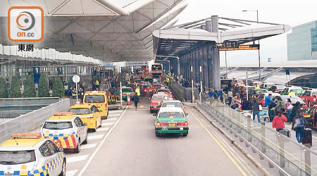 機場一號客運大樓外的巴士落客區，布滿的士。<br>（網民Yun Fat Ng，香港機場實況討論區）