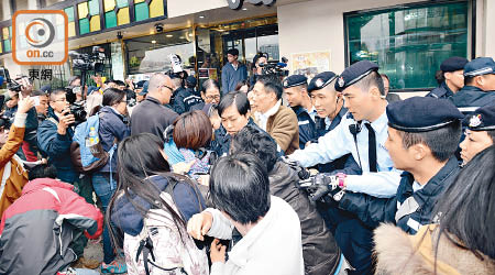 示威者與在場維持秩序的警員推撞，情況混亂。（蕭毅攝）