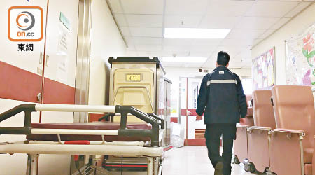 瑪嘉烈內科病房走廊通道兩旁放滿雜物，擔心發生火警時，影響醫護及病人逃生。