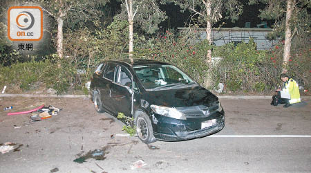 肇事七人車被扶正，警方在場調查。（葉嘉文攝）