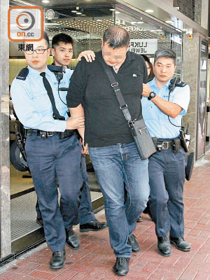 涉案外籍男子被警員拘捕。（馬竟峯攝）