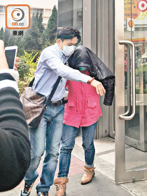 女被告謝惠娟（右）昨由男親友陪同離開法庭。