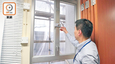 警方研發的窗鎖可扣在鋁窗上防止竊賊從外撬窗。（冼耀華攝）