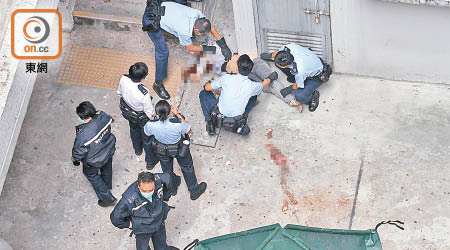 警員檢查墮樓女子屍體。（梁卓明攝）