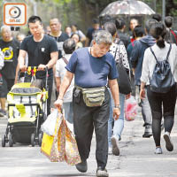 有掃墓人士帶祭品上山拜祭。