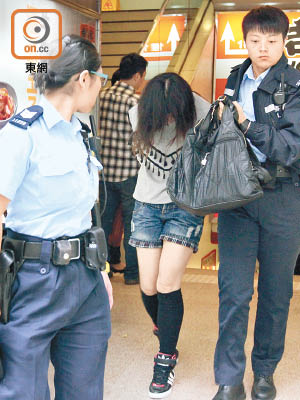 一名女子同被警方拘捕。（曾紹良攝）