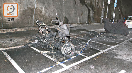 遭縱火電單車嚴重焚毀。（賴南秋攝）