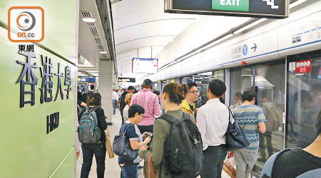 香港大學站出現候車人潮。（馮裕亨攝）