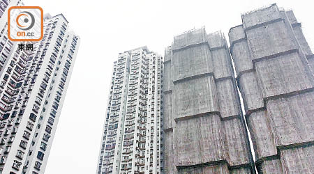 美景花園兩幢棚架未拆，部分住戶未裝冷氣。（資料圖片）