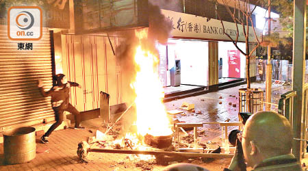 農曆新年旺角暴亂造成嚴重破壞，損毀路面面積達一百一十平方米。（資料圖片）