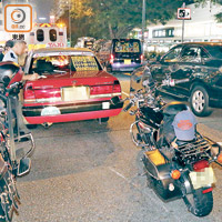 失事電單車（右）停在路邊，警員在場調查。（羅貴明攝）