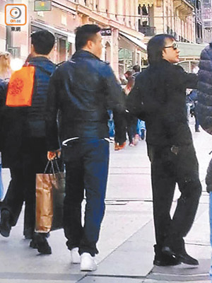 法國行街購物 <br> 上海仔十多日前帶同六名門生和女友抵達法國，在門生保住下行街「血拼」。（讀者提供）