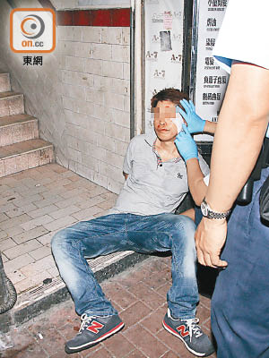 被捕男子面部浴血。（葉嘉文攝）