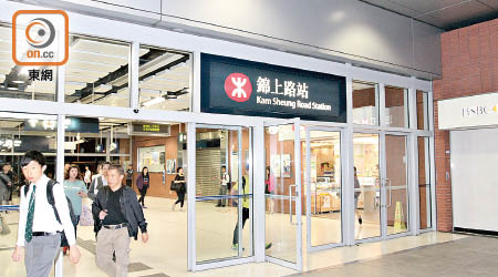 因疑有狗隻闖路軌，令西鐵列車一度需慢駛。（文健雄攝）