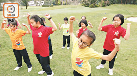 學童每溫習十五至三十分鐘便應進行簡單伸展運動。（陳德賢攝）