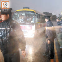 三名疑犯抵達香港後乘坐警車前往警署。（蘇文傑攝）