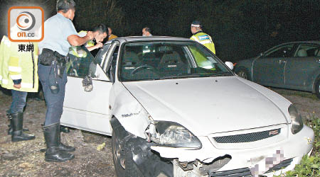 肇事私家車的車頭撞毀。（胡德威攝）