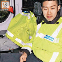 涉案司機（箭嘴示）被警員押往尋車。