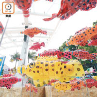藝術家與小學生合力用逾千個被廢棄膠樽，製作展品《塑造小魚群》。