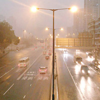 新蒲崗 <br> 黃雨期間天昏地暗。（互聯網圖片）