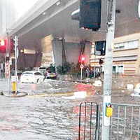 本港昨日多處水浸，水浸高度及膝。（讀者張太提供）