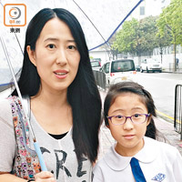 家長意見<br> 聖瑪加利男女英文中小學家長鄧太：「好彩囡囡返學不經水浸範圍，但如果情況嚴重得出現水浸，其實天文台發紅雨警告會好啲，可以保障小朋友安全。」