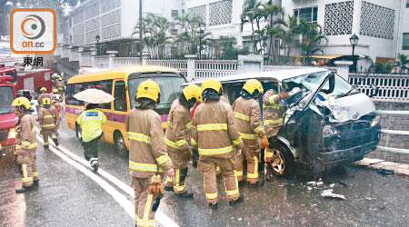 消防員設法救出被困客貨車司機。（馬竟峯攝）