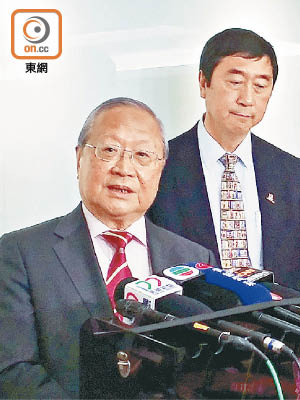 中大校董會通過提名梁乃鵬（左）出任新任校董會主席。（李彩荷攝）