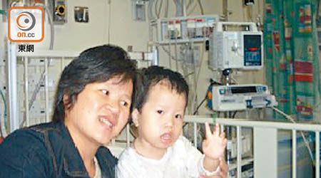 靜嫻（右）小時候曾因龐貝氏症併發肺炎，需入院留醫。