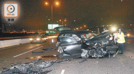 肇事四驅車車頭盡毀。（吳建明攝）