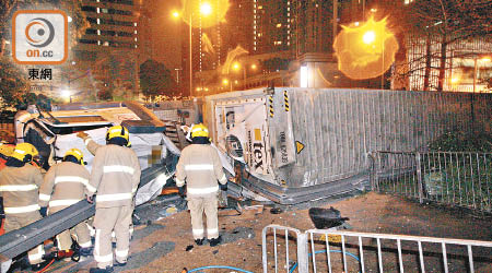 四十呎長貨櫃車翻側行人路上。（吳建明攝）