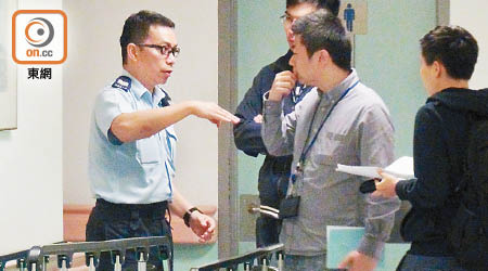 被拗傷手指警長向同袍講述經過。（張曉楠攝）