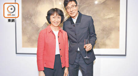 季豐軒畫廊新作展<BR>中國當代著名藝術家李華弌（右）向香港藝術館之友主席利張錫齡介紹個人作品理念。